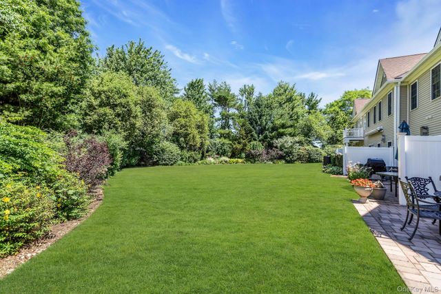 19 Meadow Court, Oakdale, NY 11769