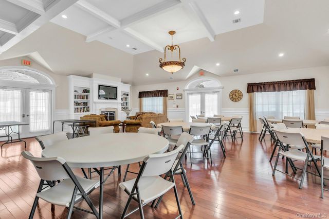19 Meadow Court, Oakdale, NY 11769