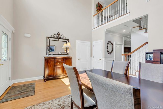 19 Meadow Court, Oakdale, NY 11769