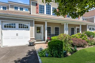 19 Meadow Court, Oakdale, NY 11769