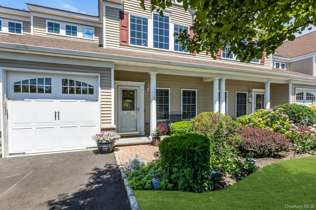 19 Meadow Court, Oakdale, NY 11769