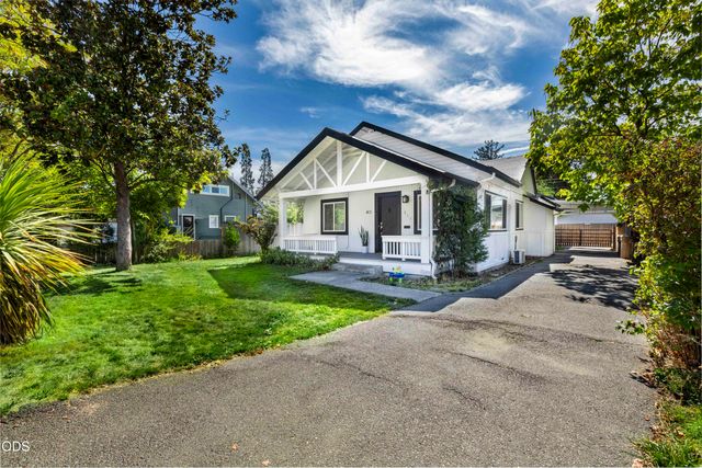 711 SW H Street, Grants Pass, OR 97526