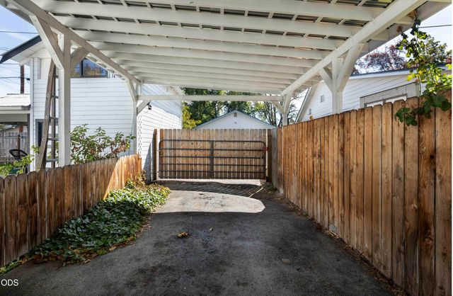 711 SW H Street, Grants Pass, OR 97526
