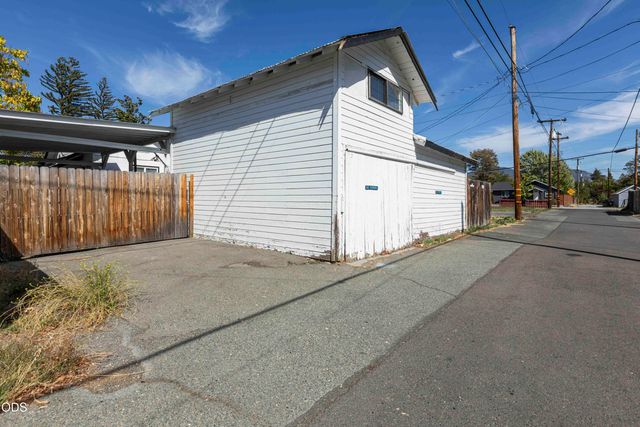 711 SW H Street, Grants Pass, OR 97526