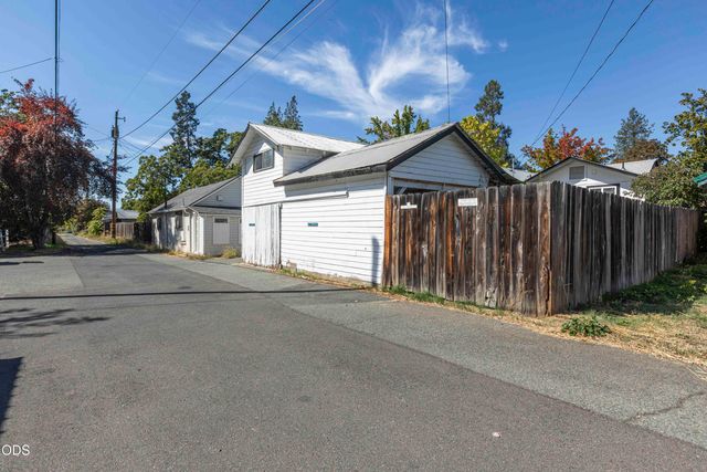 711 SW H Street, Grants Pass, OR 97526