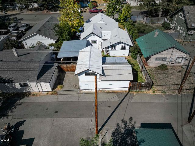 711 SW H Street, Grants Pass, OR 97526