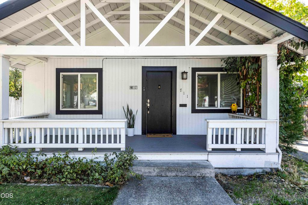 711 SW H Street, Grants Pass, OR 97526