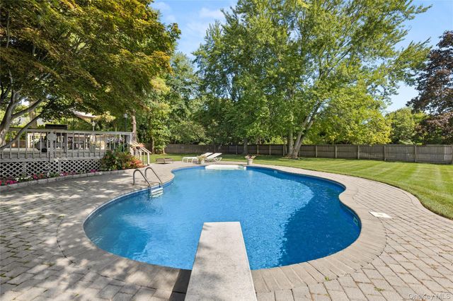 1 Hunting Hill Drive, Blue Point, NY 11715