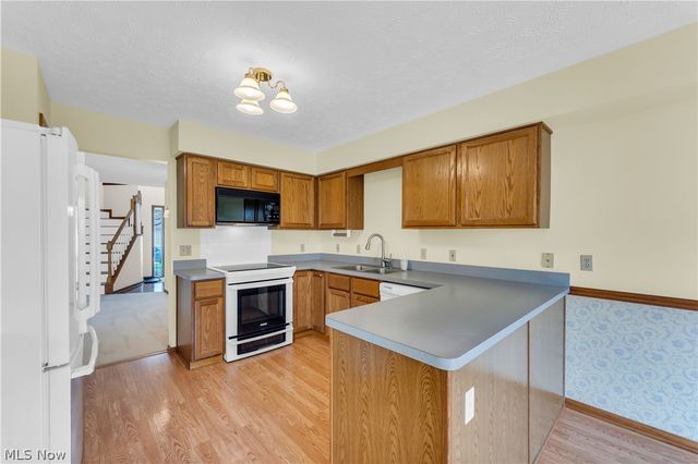 120 Ambleside Way, Amherst, OH 44001