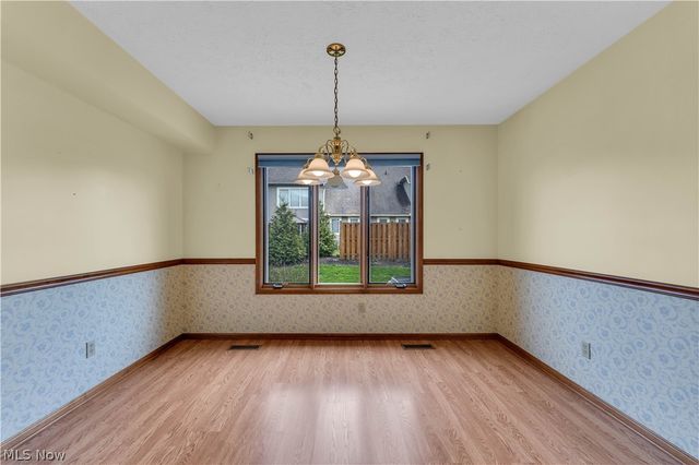 120 Ambleside Way, Amherst, OH 44001