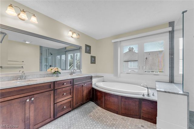 120 Ambleside Way, Amherst, OH 44001