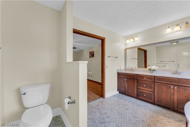 120 Ambleside Way, Amherst, OH 44001