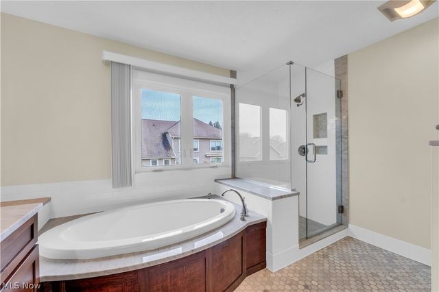 120 Ambleside Way, Amherst, OH 44001