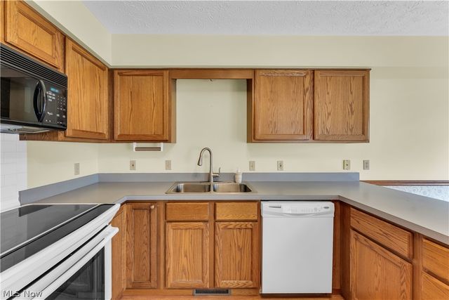 120 Ambleside Way, Amherst, OH 44001