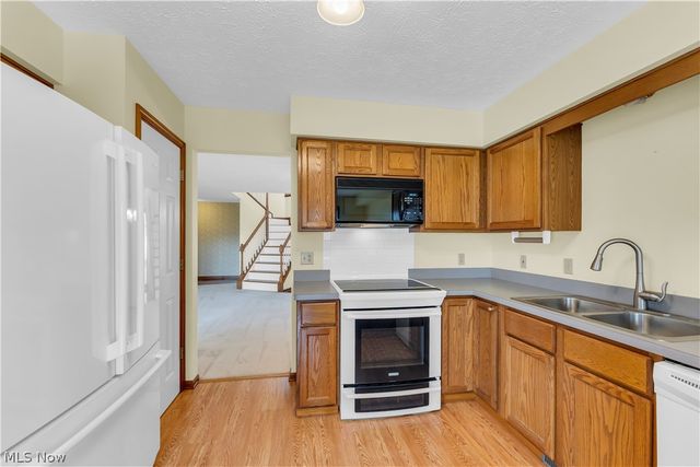 120 Ambleside Way, Amherst, OH 44001