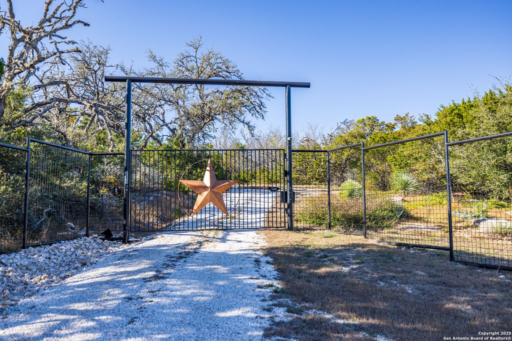 245 Laurel Creek, Pipe Creek, TX 78063