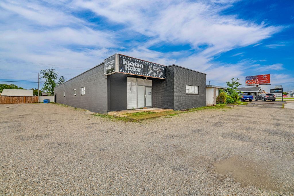 Image 1 of property listing at 2619 Sherwood Way, San Angelo, TX 76901