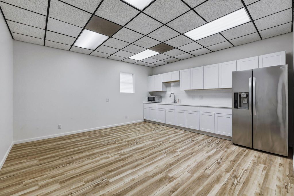 Image 16 of property listing at 2619 Sherwood Way, San Angelo, TX 76901