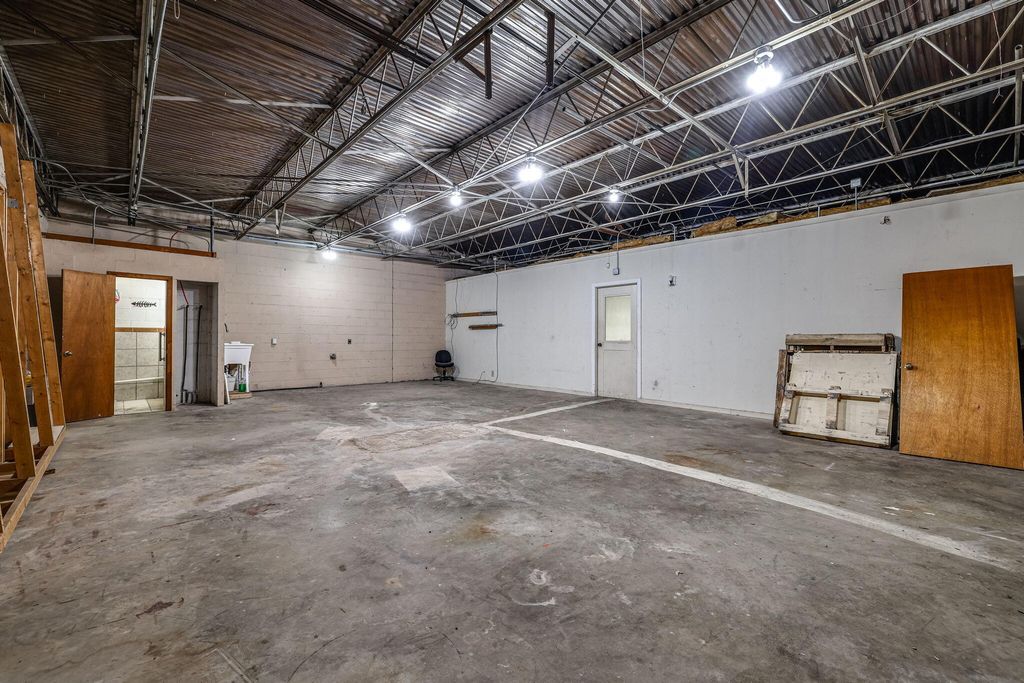 Image 23 of property listing at 2619 Sherwood Way, San Angelo, TX 76901