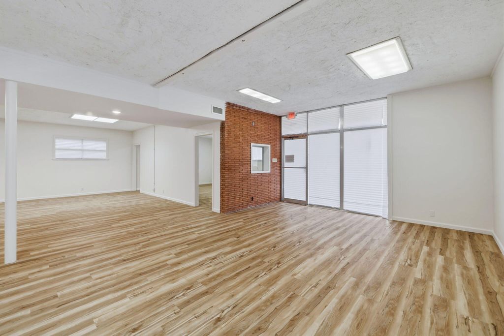 Image 3 of property listing at 2619 Sherwood Way, San Angelo, TX 76901