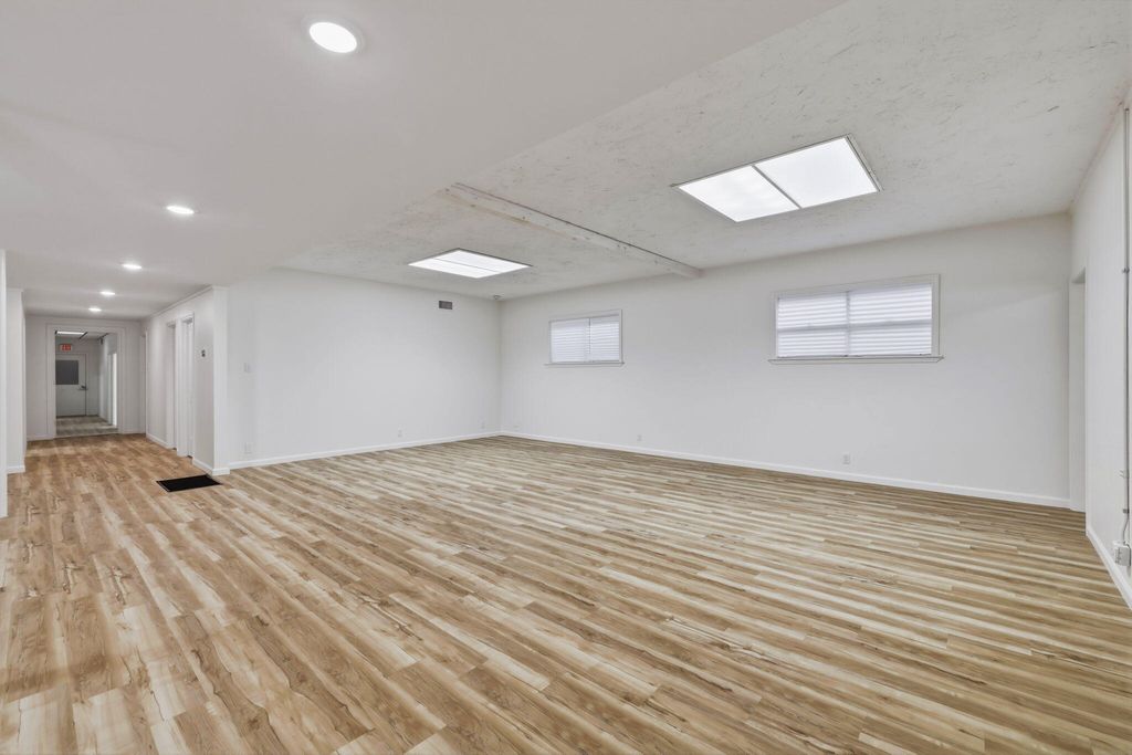 Image 4 of property listing at 2619 Sherwood Way, San Angelo, TX 76901