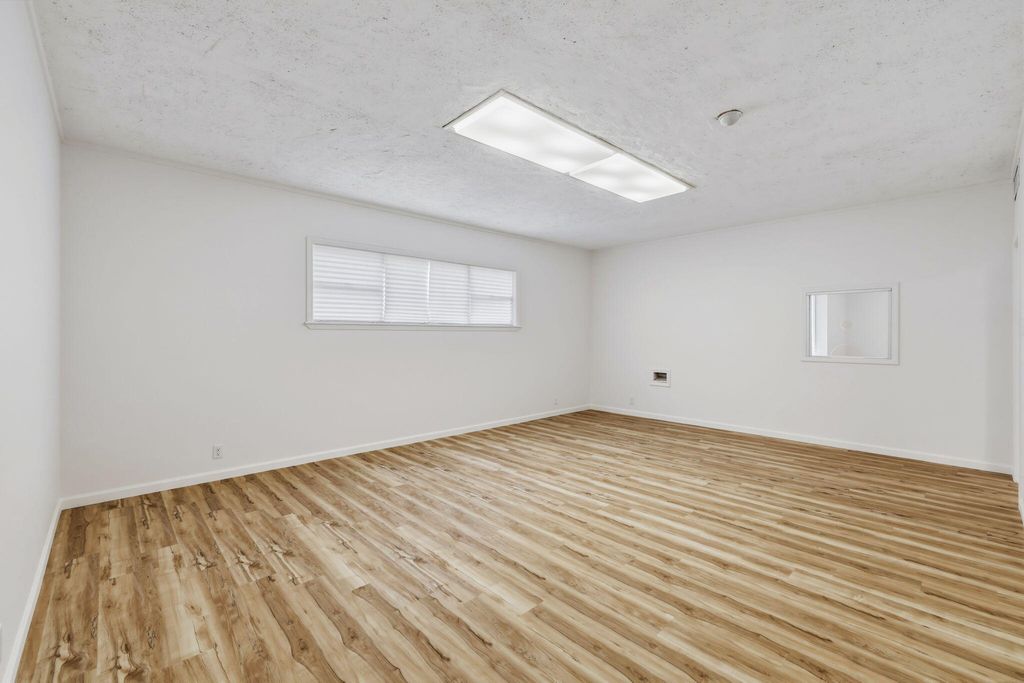 Image 5 of property listing at 2619 Sherwood Way, San Angelo, TX 76901