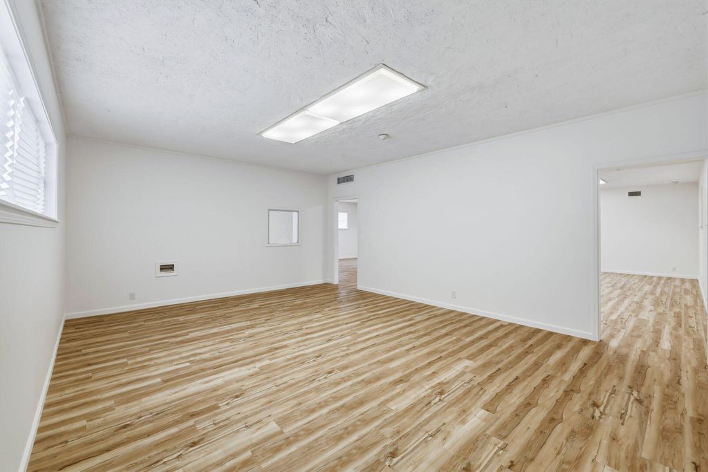 Image 6 of property listing at 2619 Sherwood Way, San Angelo, TX 76901