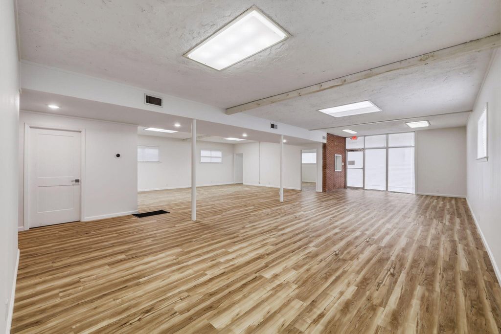 Image 8 of property listing at 2619 Sherwood Way, San Angelo, TX 76901