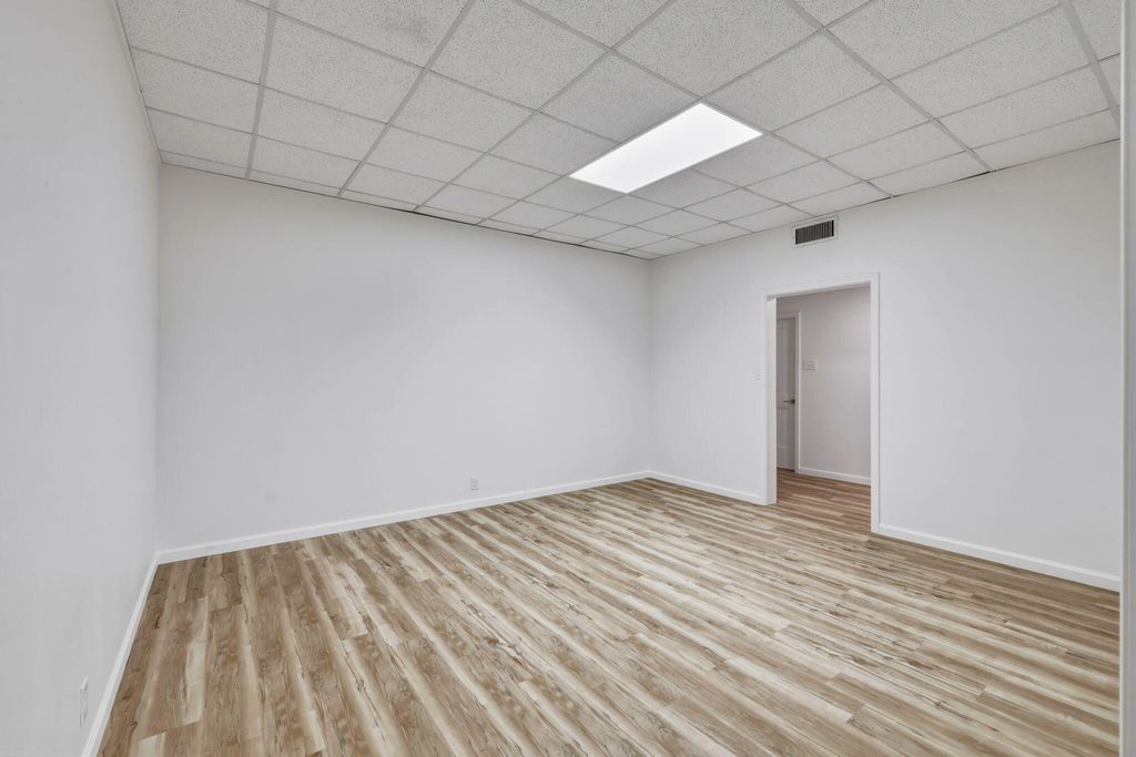 Image 9 of property listing at 2619 Sherwood Way, San Angelo, TX 76901