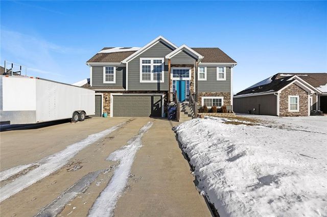 2805 Cedar Place, Tonganoxie, KS 66086