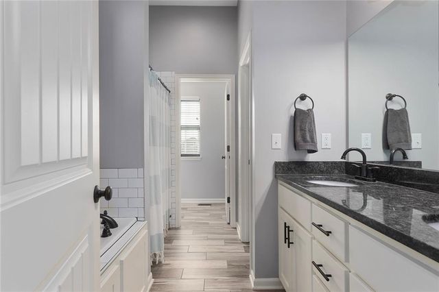 2805 Cedar Place, Tonganoxie, KS 66086