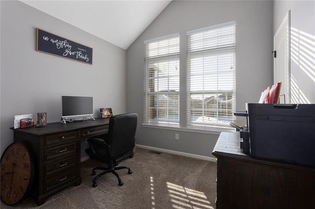 2805 Cedar Place, Tonganoxie, KS 66086