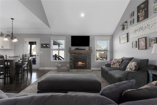 2805 Cedar Place, Tonganoxie, KS 66086