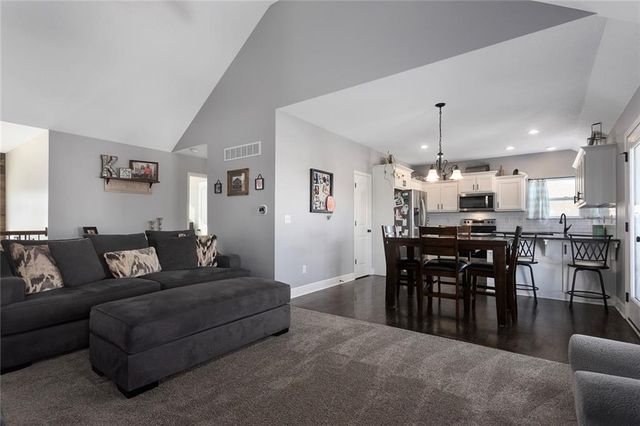 2805 Cedar Place, Tonganoxie, KS 66086