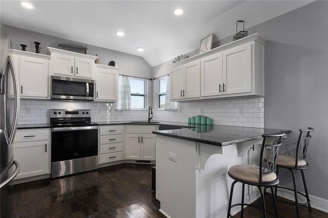 2805 Cedar Place, Tonganoxie, KS 66086