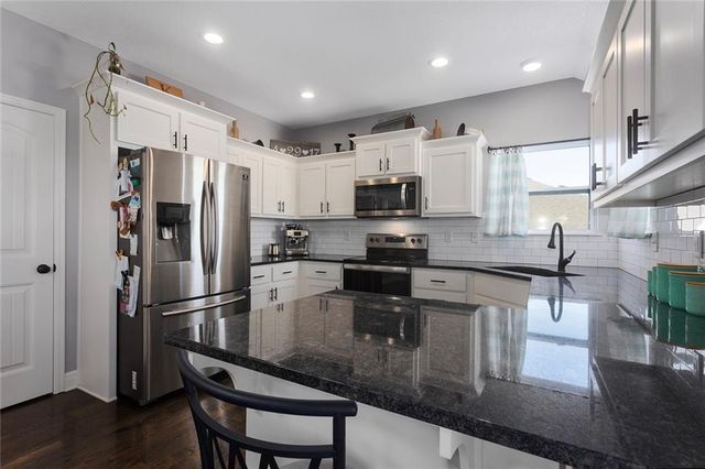 2805 Cedar Place, Tonganoxie, KS 66086