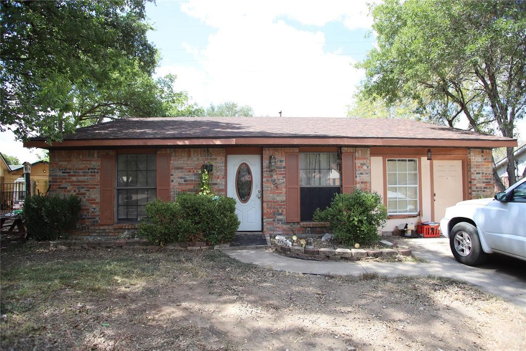 905 Luann LN, Lockhart, TX 78644