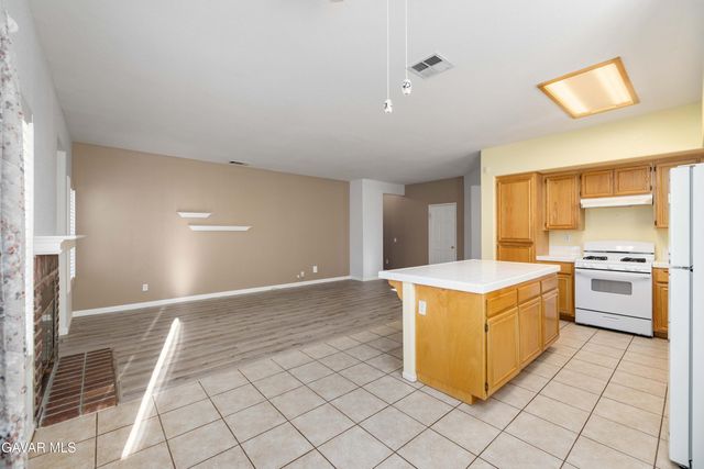 45641 Knightsbridge Street, Lancaster, CA 93534