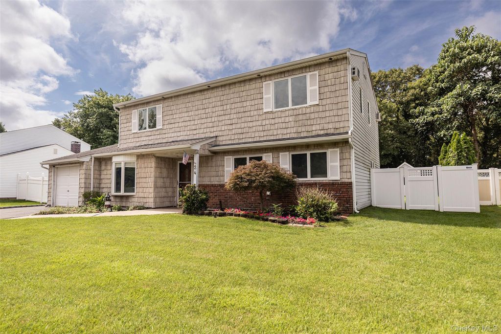 24 Gainsborough Road, Holbrook, NY 11741 — photo 2
