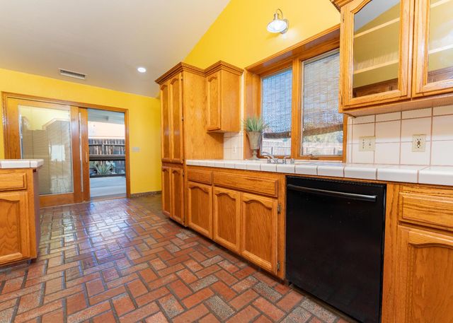 2054 Irving Circle, Tulare, CA 93274