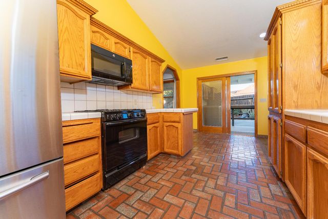 2054 Irving Circle, Tulare, CA 93274