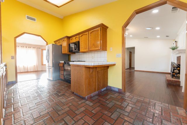 2054 Irving Circle, Tulare, CA 93274