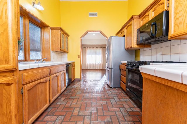 2054 Irving Circle, Tulare, CA 93274