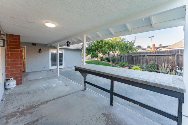 2054 Irving Circle, Tulare, CA 93274