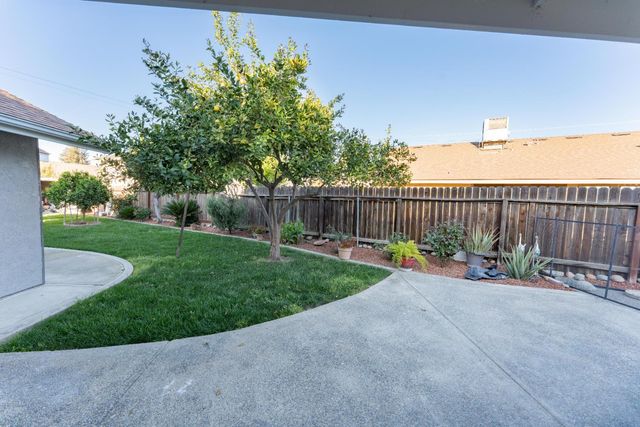 2054 Irving Circle, Tulare, CA 93274