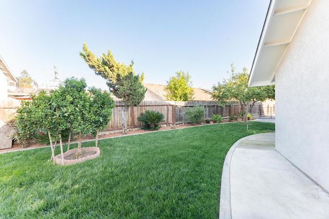 2054 Irving Circle, Tulare, CA 93274