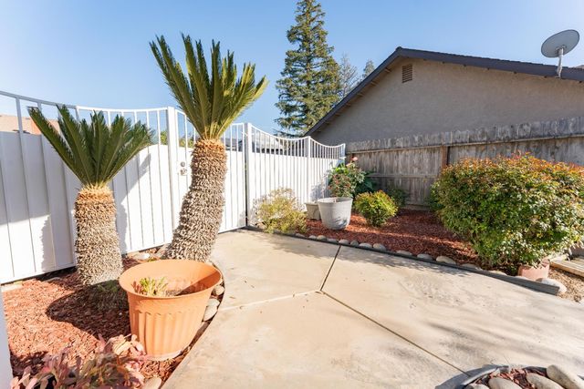 2054 Irving Circle, Tulare, CA 93274