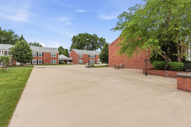 3215 E Locust Street B2-76, Davenport, IA 52803