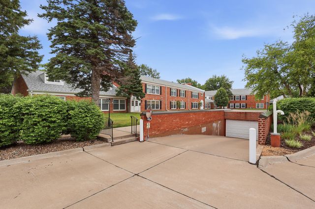 3215 E Locust Street B2-76, Davenport, IA 52803