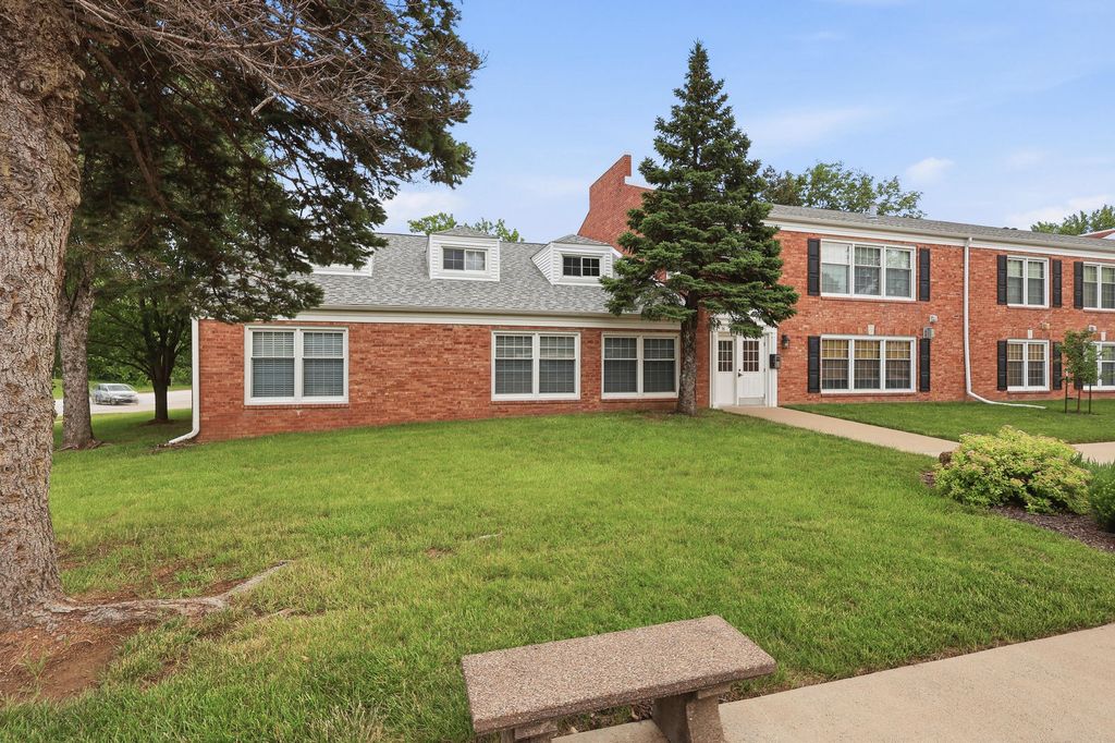 3215 E Locust Street B2-76, Davenport, IA 52803